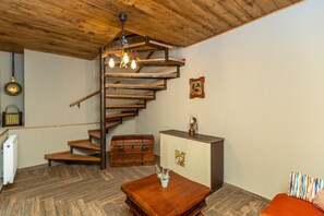 Royal Duplex, 4 Bedrooms, Lanai, Courtyard Area | Living area
