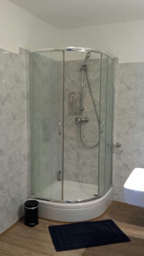 Appartement (3 Person) | Salle de bain | Douche, séchoir à cheveux, serviettes fournies, savon