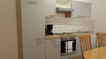 Full-size fridge, oven, stovetop, coffee/tea maker
