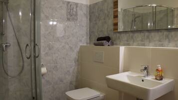 Shower, pengering rambut, handuk, dan sabun