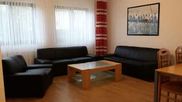 Apartemen (5 Person) | Area keluarga | TV
