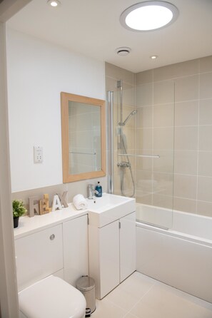 Appartement, 2 slaapkamers | Badkamer | Een bad/douchecombinatie, gratis toiletartikelen, een haardroger