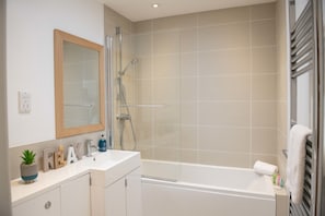 Departamento, 2 habitaciones | Baño | Tina con regadera, amenidades de baño gratuitas, secadora de cabello 