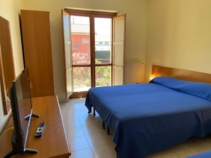 A bedroom with a bed, a desk with a computer, and a window. - Hotel Mercure (Castelluccio Inferiore)