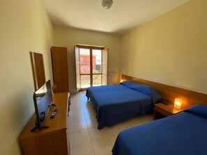 Basic Triple Room | Premium bedding, individually decorated, individually furnished, desk - Hotel Mercure (Castelluccio Inferiore)
