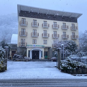 A hotel building with multiple balconies and a sign reading 'HOTEL MERCURUE'. - Hotel Mercure (Castelluccio Inferiore)