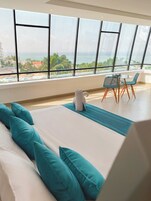 Suíte, 1 cama King, banheira | Edredons de pluma, frigobar, cofres nos quartos