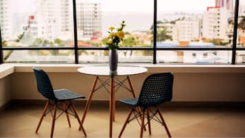 Suite, 1 cama de matrimonio grande, bañera | 1 dormitorio, edredones de plumas, minibar y caja fuerte