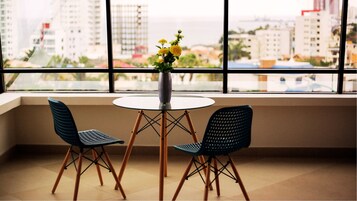 Cubrecamas, minibar y caja de seguridad en la habitación 