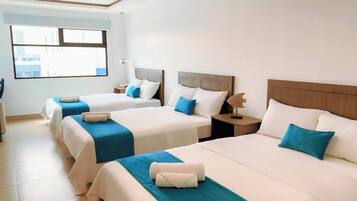 Habitación triple familiar | 1 habitación, edredón, minibar y caja de seguridad en la habitación