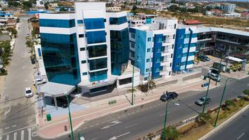 Vista frontal de la propiedad