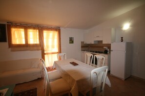 Villa, 5 Bedrooms | In-room dining - Casa Anna (Quartu Sant'Elena)