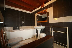 Biệt thự, 5 phòng ngủ | Phòng tắm | Bồn tắm và buồng tắm vòi sen riêng, vòi sen phun mưa, khăn tắm 