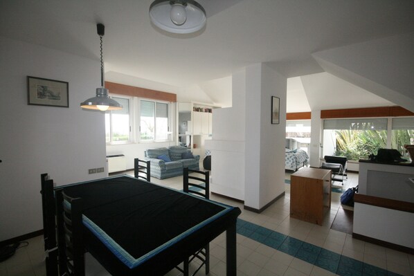 Villa, 5 Bedrooms | In-room dining