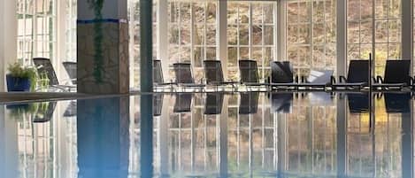 من حمّامات السباحة المغطاة، مقاعد للتشمس