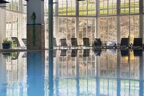 Piscine couverte, chaises longues