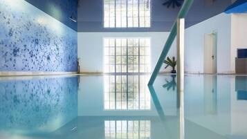 Alberca techada y camastros