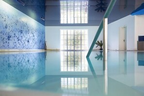 Indoor pool, pool loungers - Hotel Molitors Mühle (Eisenschmitt)