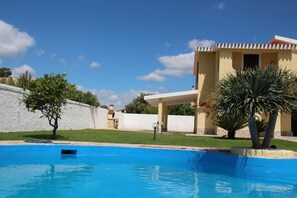 Piscine extérieure en saison