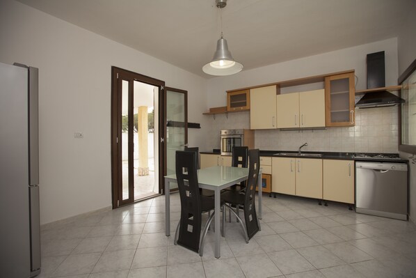 Villa, 4 Bedrooms | Private kitchen