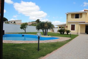 En säsongsöppen utomhuspool