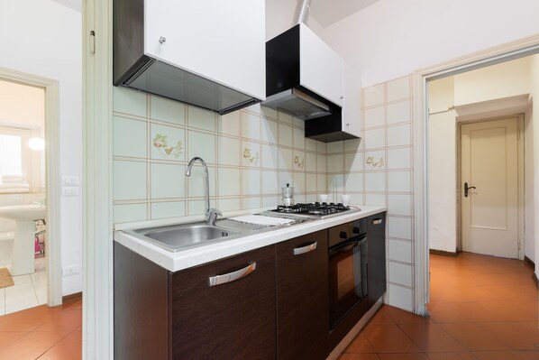 Apartment, 2 Schlafzimmer | Eigene Küche | Großer Kühlschrank, Herdplatte, Kochgeschirr/Geschirr/Besteck