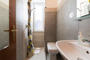 Studio | Bathroom | Shower, rainfall showerhead, towels - Mini Suite Uffizi (Florence)