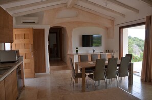 Villa, 5 Schlafzimmer | Essbereich im Zimmer