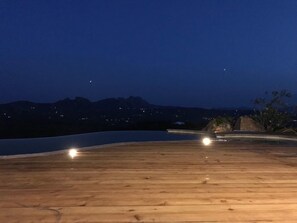 室内游泳池，季节性开放的室外游泳池