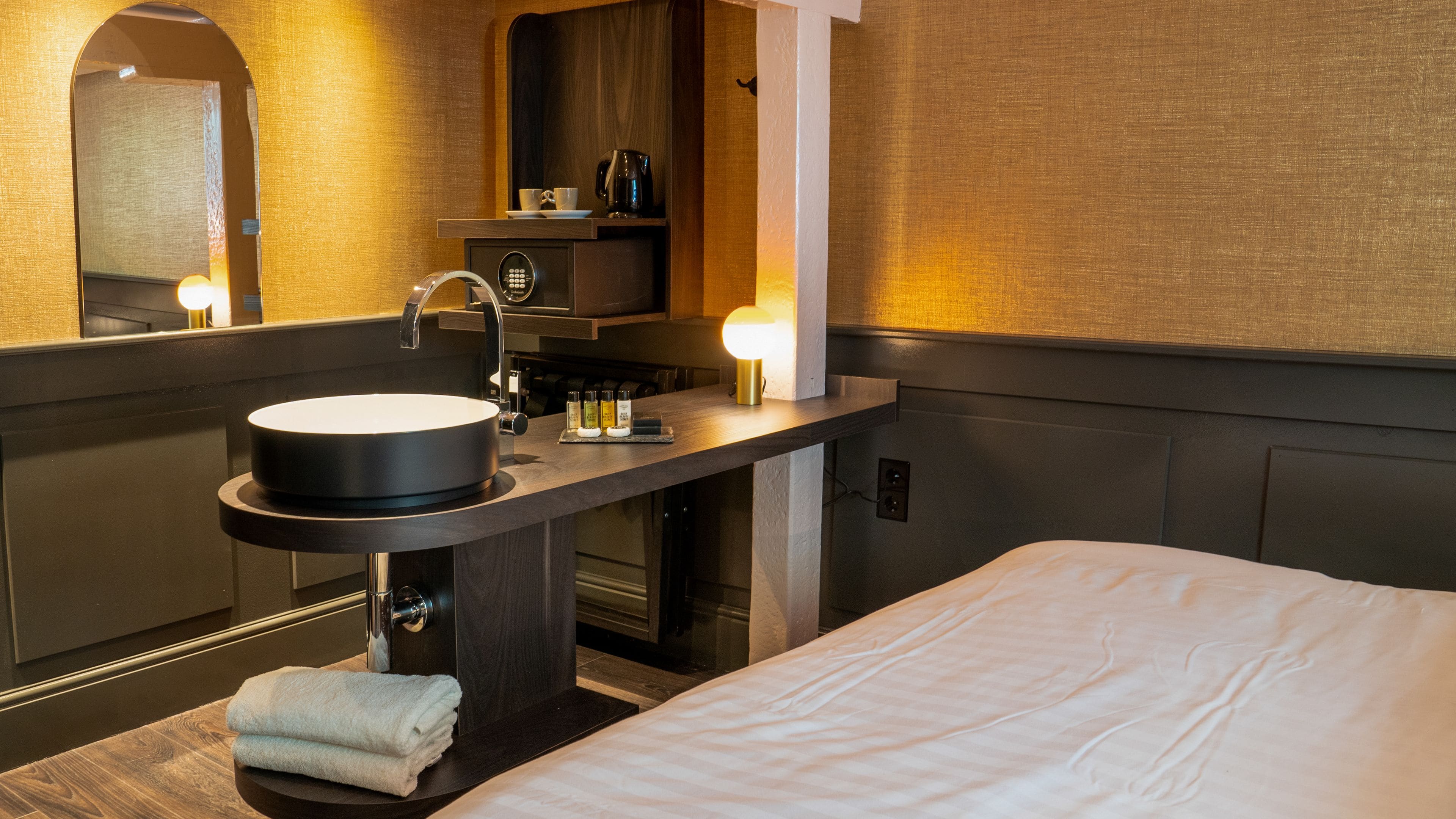 standard double room | 1 bedroom, in-room safe, individually decorated, individually furnished