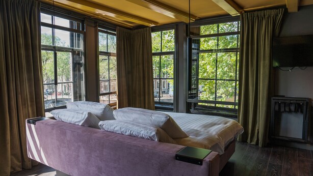A room with a bed, a sofa, and large windows with curtains. - Hotel Frank since 1666 (Amsterdam)