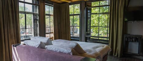 Royal kamer | Een kluis op de kamer, individueel gedecoreerd, individueel gemeubileerd
