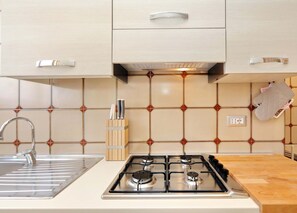 Appartement Familial, 2 chambres, balcon | Cuisine privée | Grand réfrigérateur, micro-ondes, four, plaque de cuisson