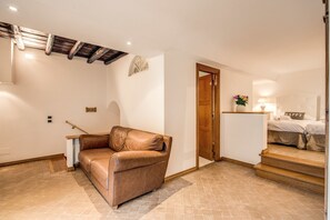 Apartment, 2 Schlafzimmer | Wohnbereich | 45-cm-Flachbildfernseher mit Digitalempfang, Fernseher