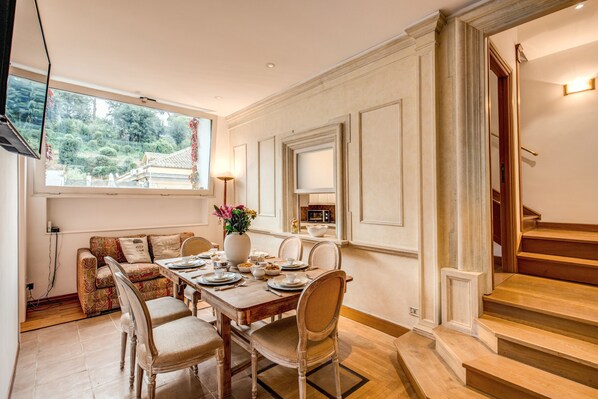 Apartment, 2 Schlafzimmer | Essbereich im Zimmer