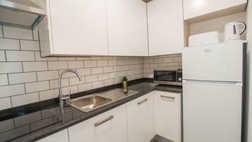 Microondas, horno, parrilla de estufa y cafetera de espresso