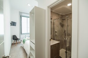 Phòng phong cách cổ điển (204) | Phòng tắm | Buồng tắm vòi sen, đồ dùng nhà tắm miễn phí, máy sấy tóc, khăn tắm 