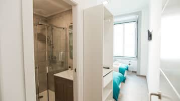 Habitación estándar (203) | Baño | Regadera, amenidades de baño gratuitas, secadora de cabello, toallas