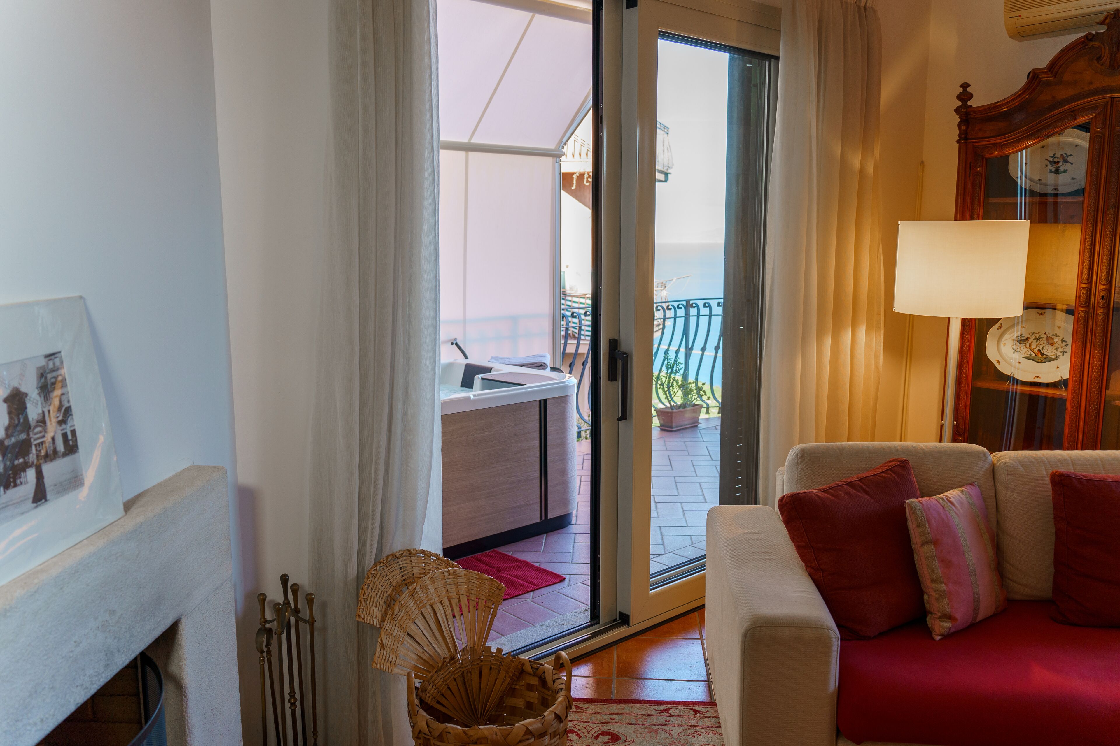 TV connectée, cheminée, livres, chaîne hi-fi