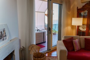 Smart TV, fireplace, books, stereo