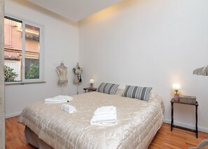 Escritorio, wifi gratis y ropa de cama 