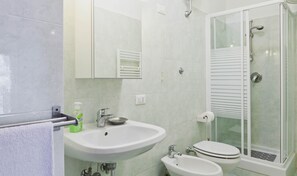 Appartement, 2 chambres | Salle de bain | Baignoire relaxante profonde, douche à « effet pluie », sèche-cheveux