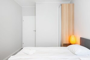 2 chambres, bureau, fer et planche à repasser, lit parapluie