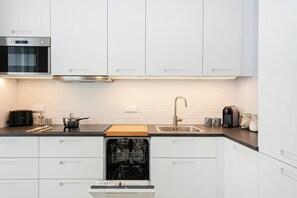 冷蔵庫、電子レンジ、コンロ、食器洗い機