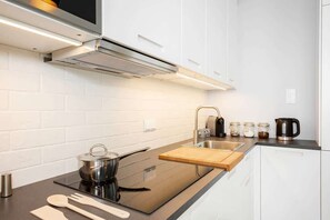 Réfrigérateur, micro-ondes, plaque de cuisson, lave-vaisselle