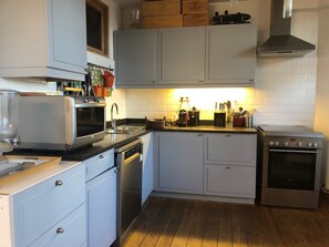 Apartment, 1 Bedroom | Private kitchen | Fridge, microwave, oven, stovetop - Apartment with a large view of Brussels (Brussels)