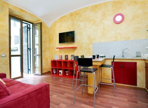 Departamento exclusivo, 2 habitaciones | Cocineta privada | Refrigerador con congelador, microondas, horno y parrilla de estufa 