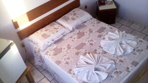 Een minibar, verduisterende gordijnen, gratis wifi, beddengoed