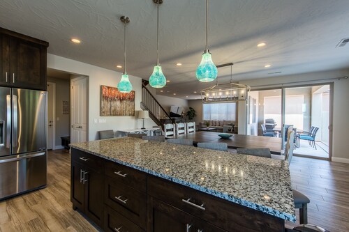 Luxury 6BR/7BA Family Friendly Home near Zion  Private Pool & Resort Amenities