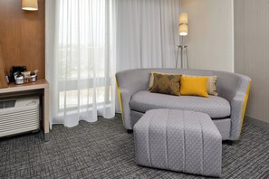 Escrivaninha, espaço de trabalho para notebook, cortinas blackout